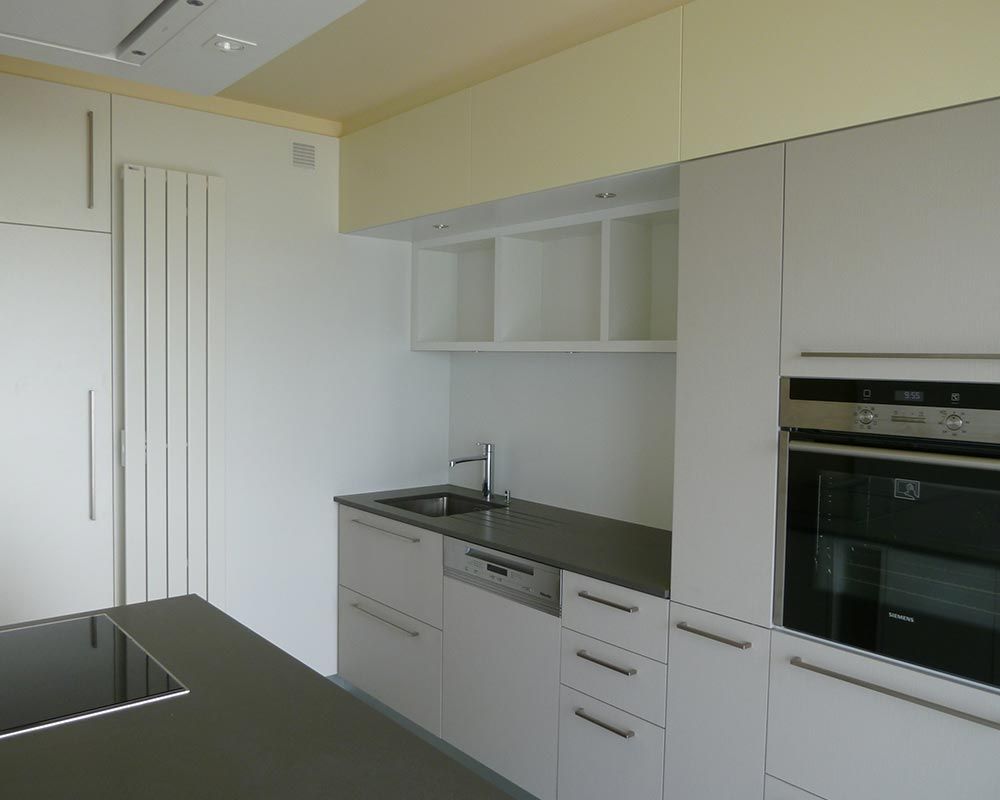 cuisine aménagée avec ilot central et plans de travail foncés