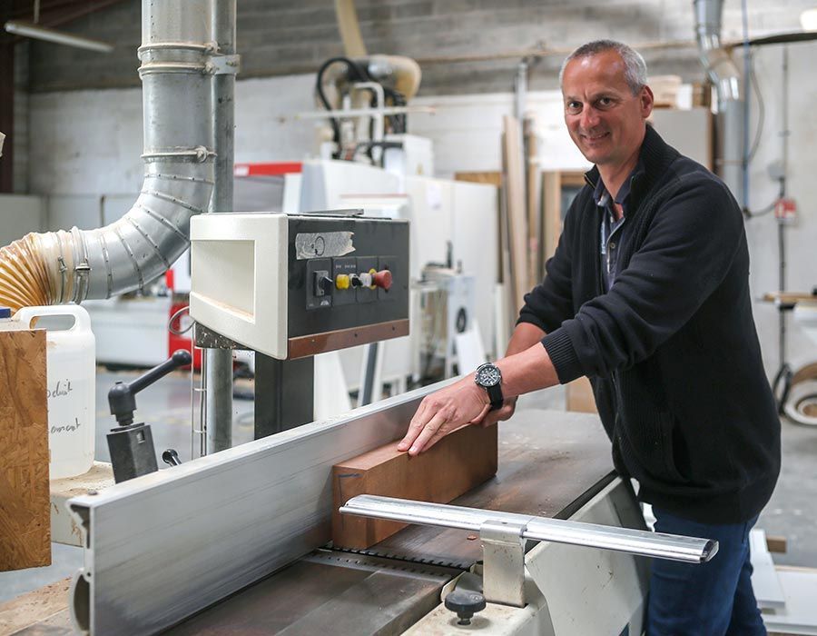 menuisier en train d'effectuer une découpe    de bois