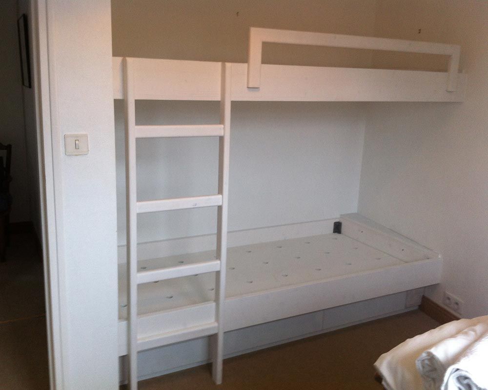 lits superposés en bois blanc