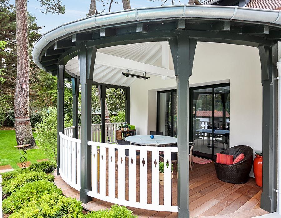 terrasse arrondie en bois noir et bois blanc