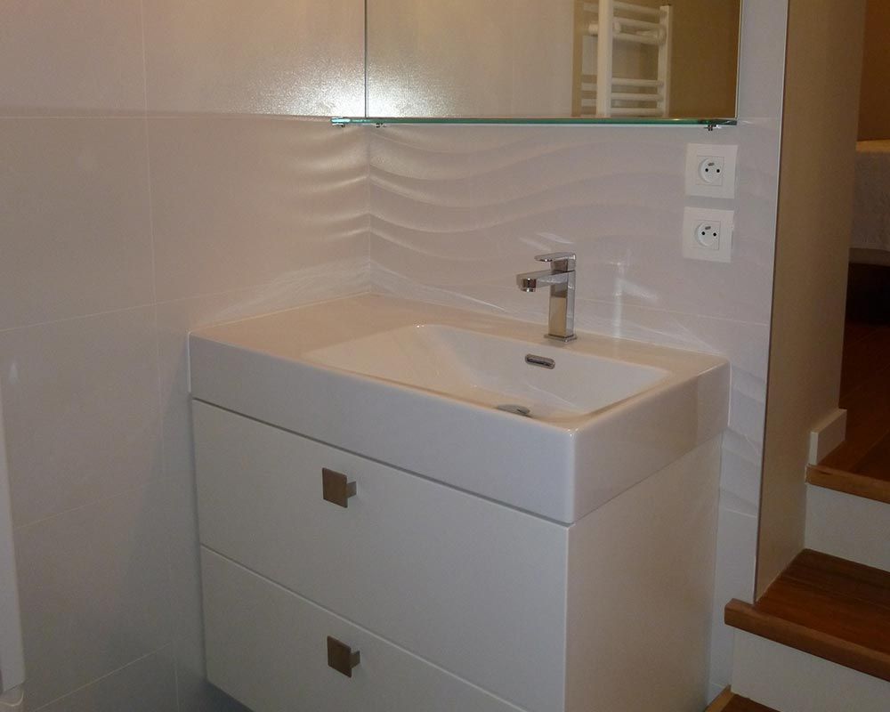 lavabo de salle de bain et carrelage moderne