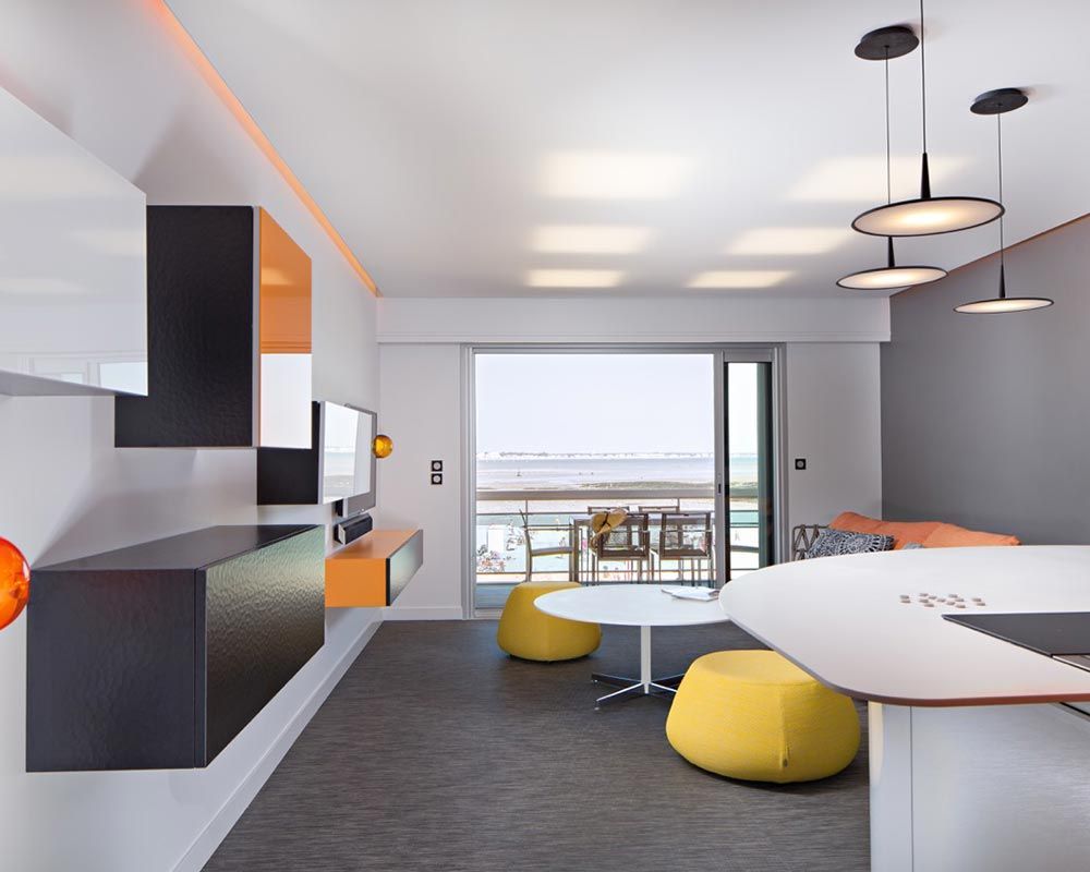 aménagement d'un salon moderne aux couleurs noir, orange et blanc