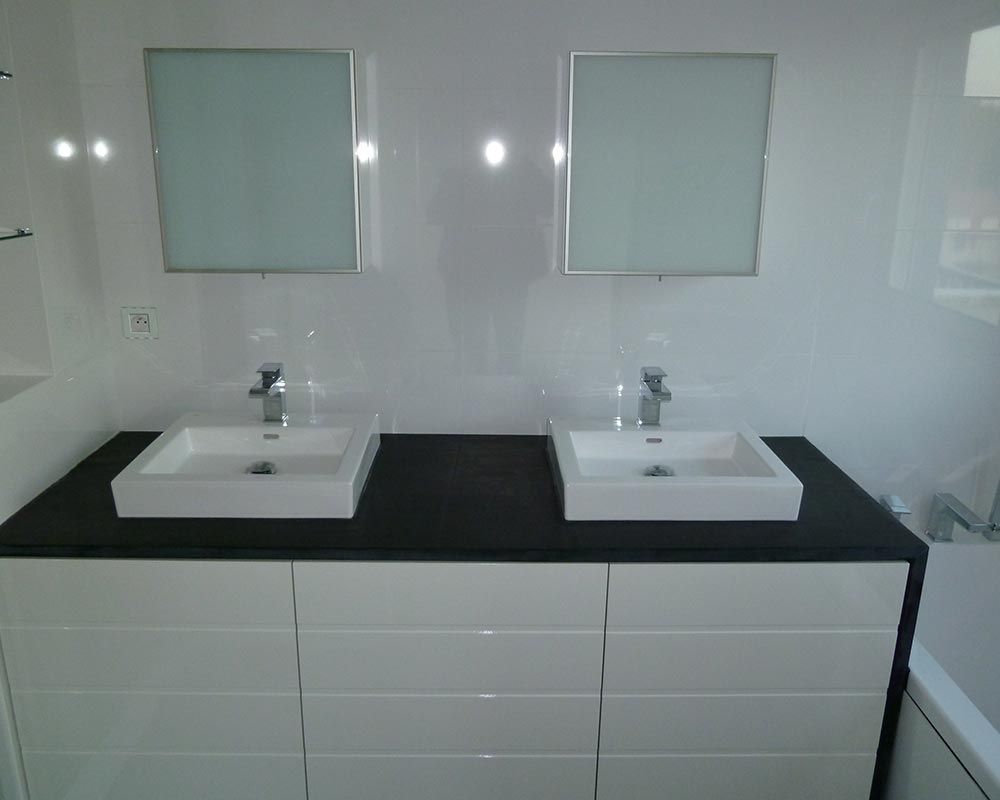 double vasque blanche sur un plan de travail foncé