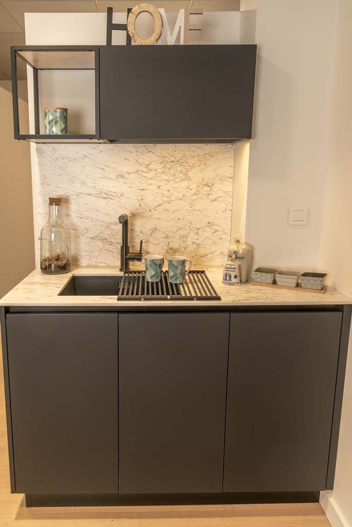 Meuble évier cuisine trois portes, crédence marbrée