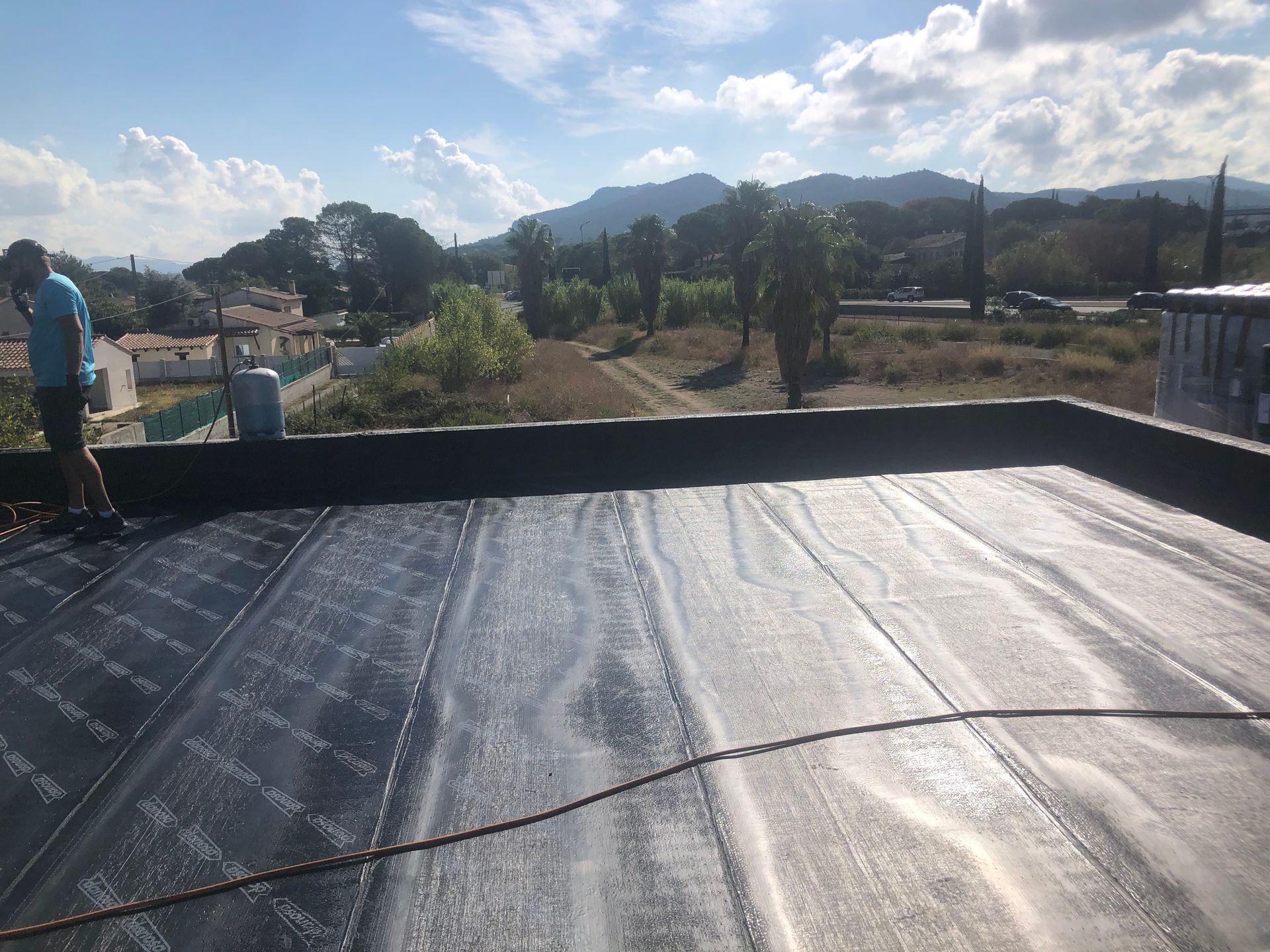 Un professionnel en train d'isoler une toiture