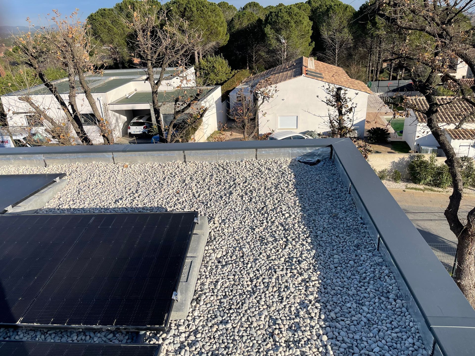 Un toit-terrasse avec des graviers