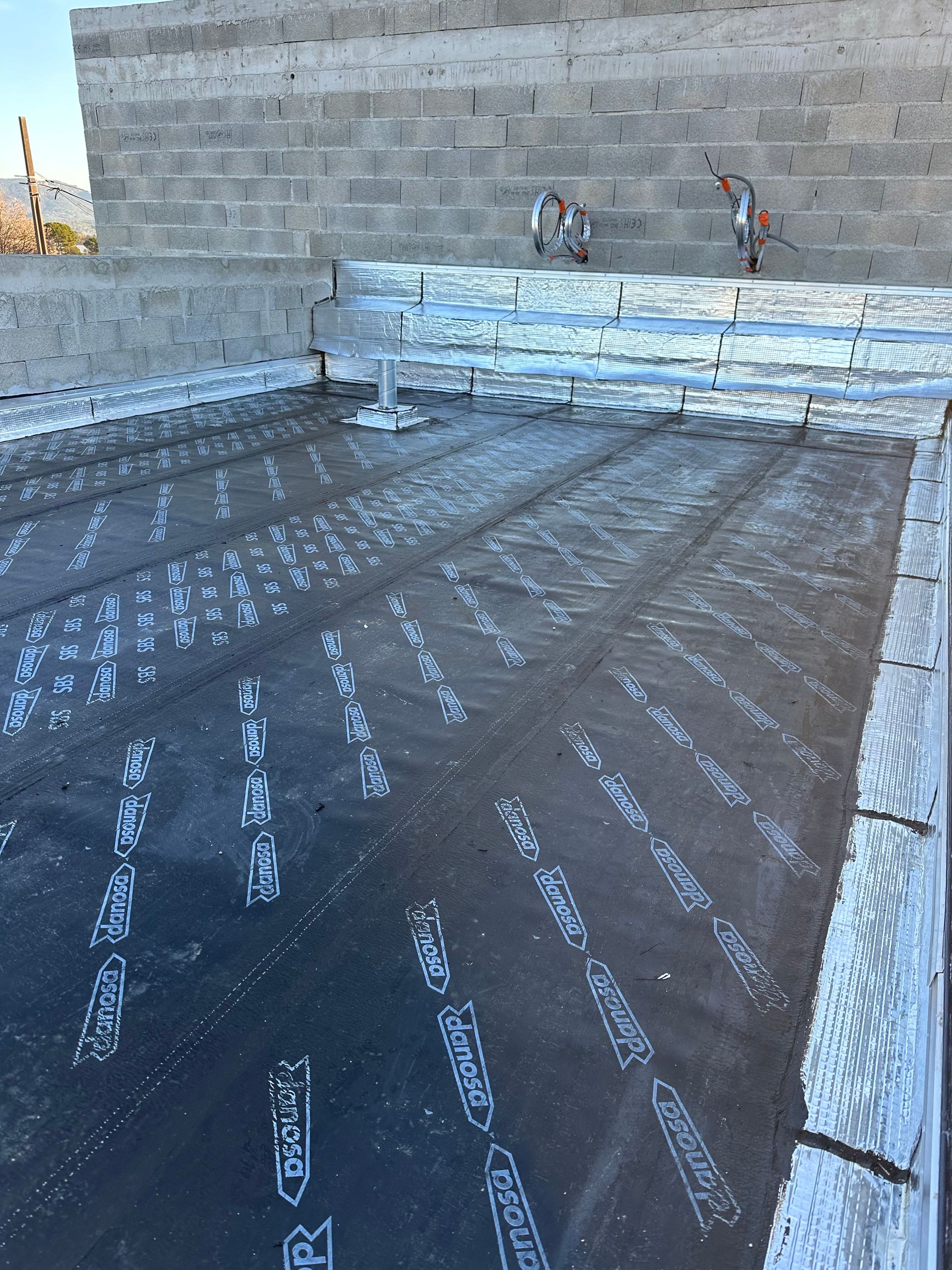 Une toiture avec une couvertine en aluminium