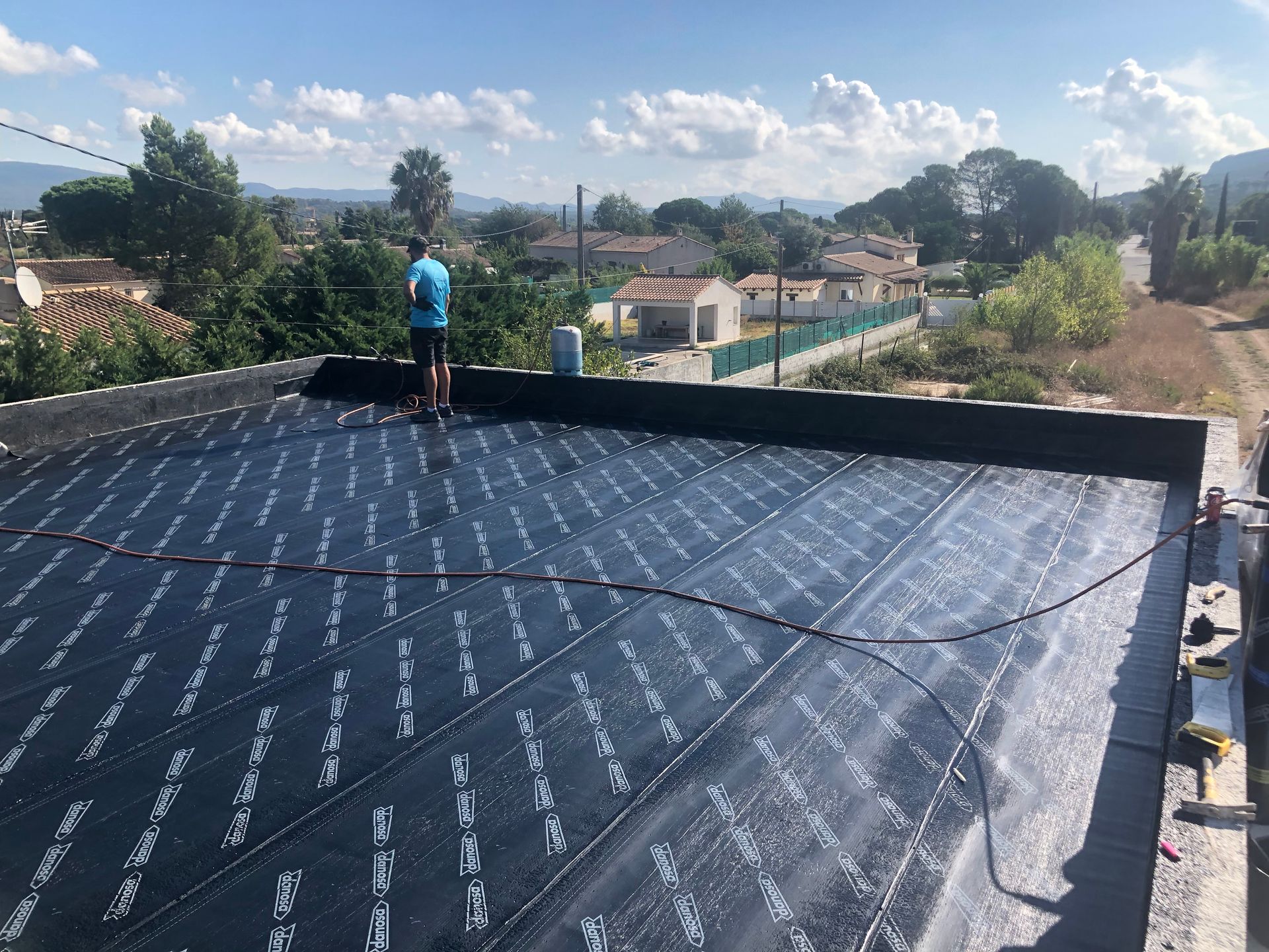 Un homme sur une toiture-terrasse