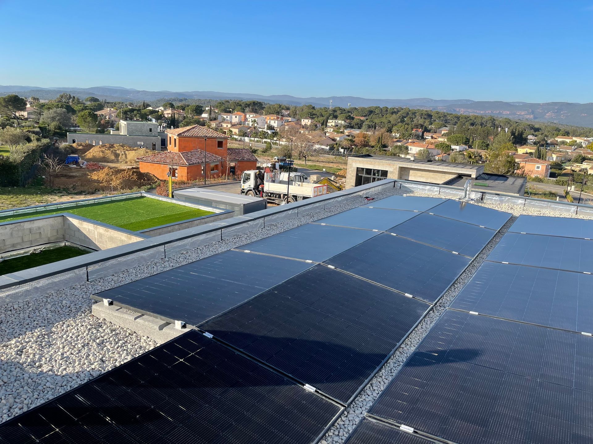 Des panneaux sur une toiture