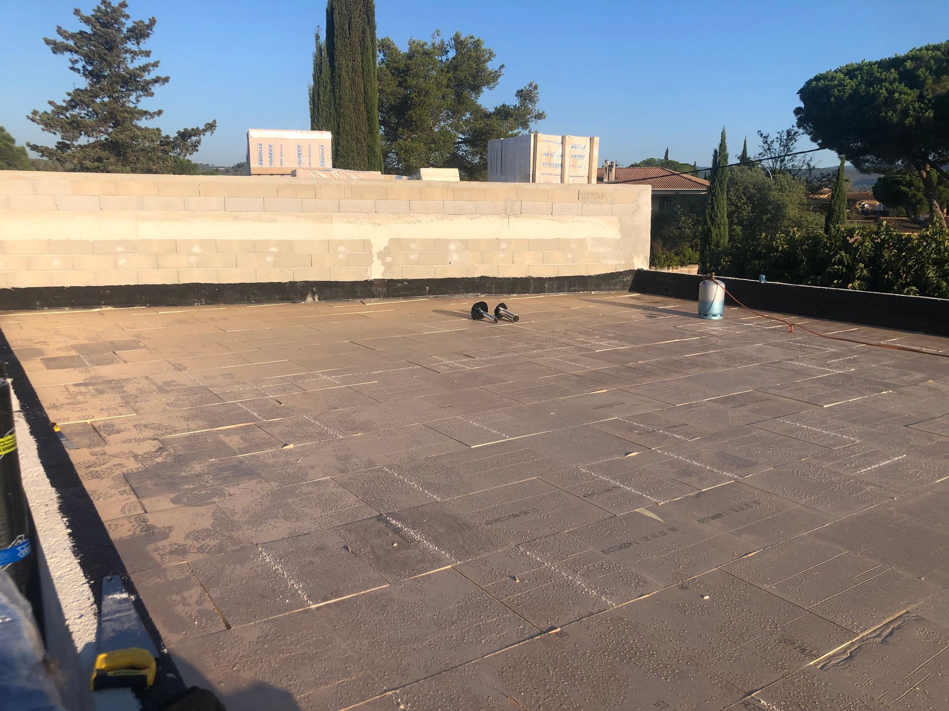 Une toiture et du soleil