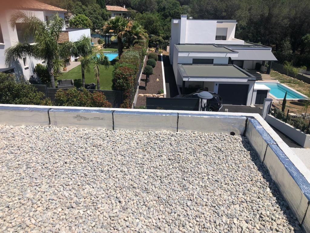 Une toiture-terrasse avec des graviers