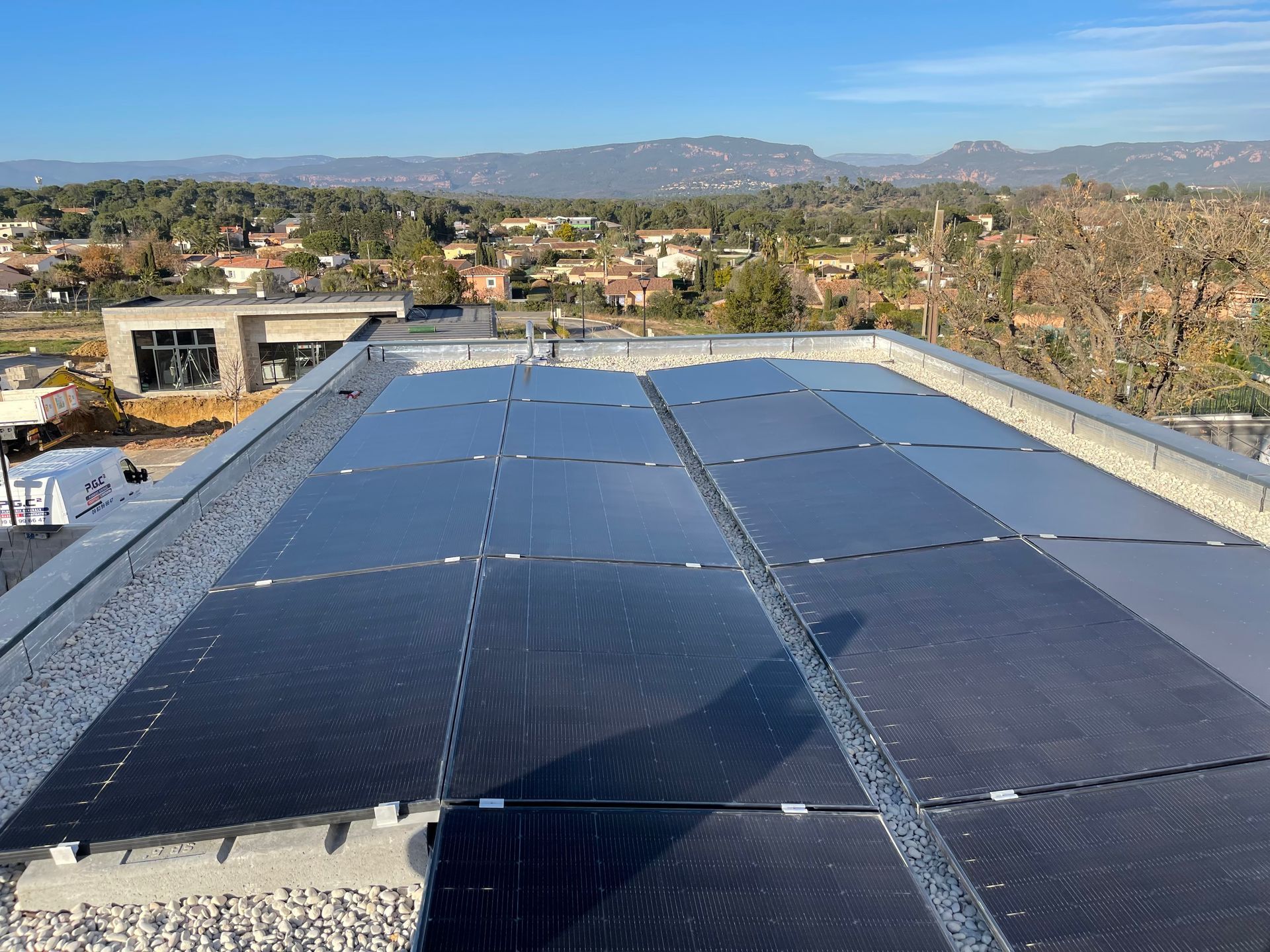 Des panneaux sur un toit