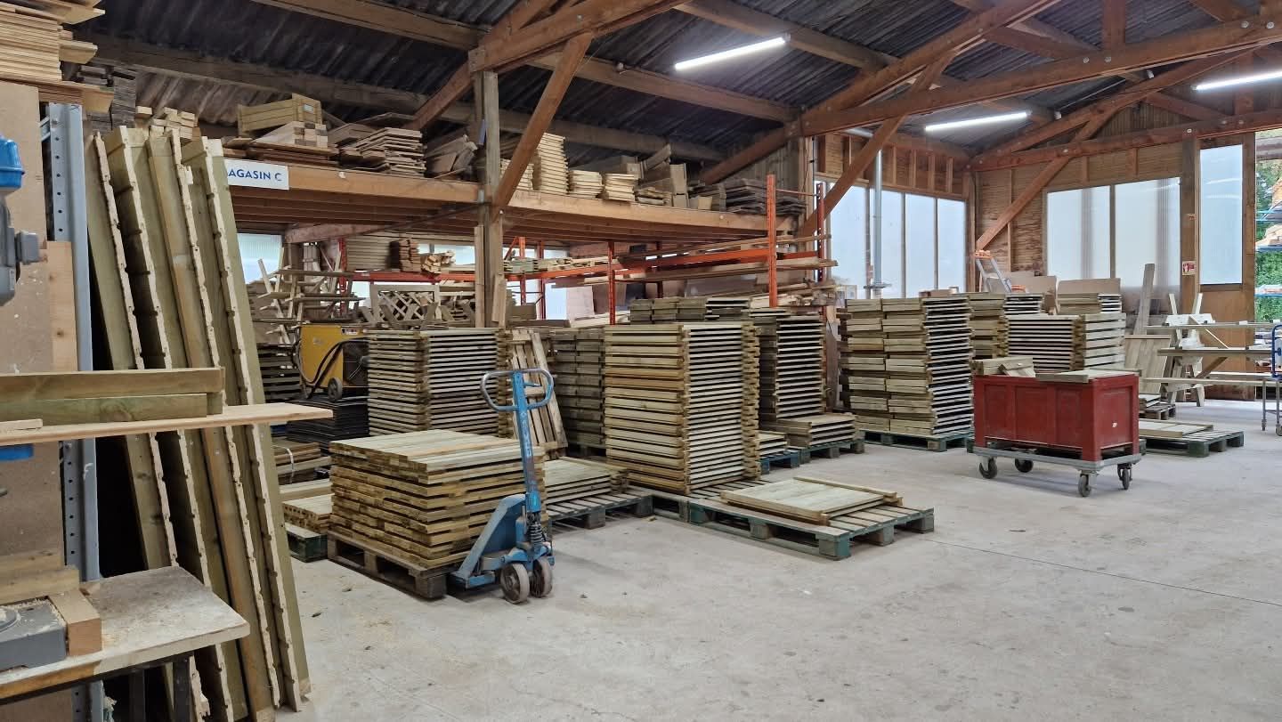 Hangar avec des bois pour la fabrication de composteur entreposés.