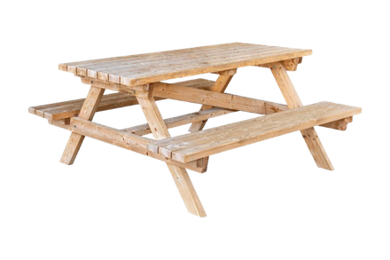 Une table de pique-nique en bois brun clair avec des bancs intégrés, isolée sur un fond blanc.
