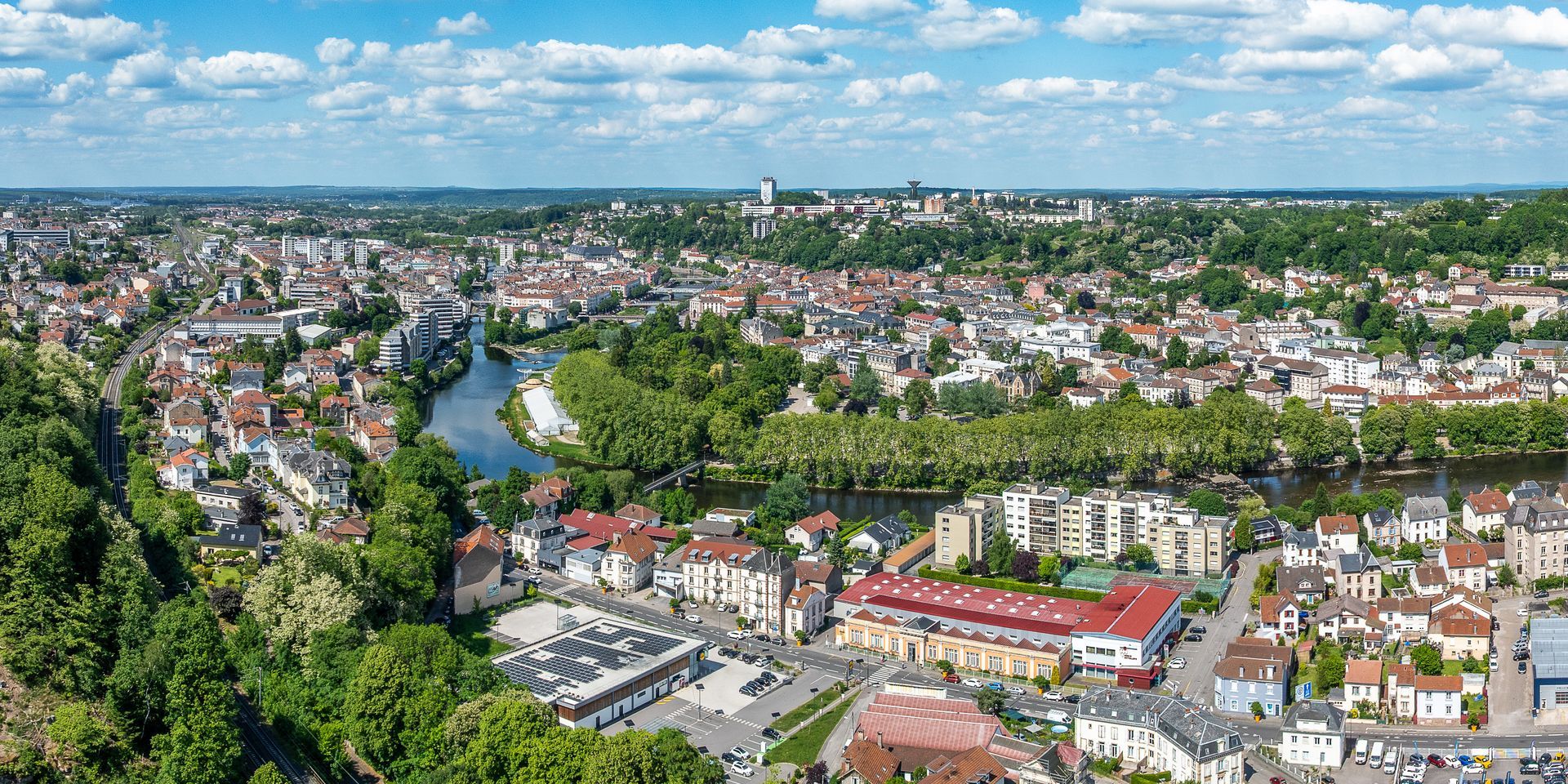 Vue aérienne sur la ville d'Épinal.