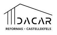 Logotipo de Dacar Reformas Castelledefels con icono de tejado de casa negro y texto sobre fondo blanco.