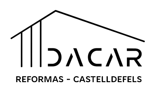 Logotipo de Dacar Reformas Castelledefels con icono de tejado de casa negro y texto sobre fondo blanco.