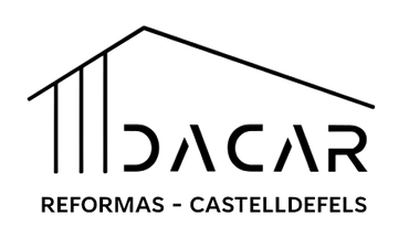 Logotipo de Dacar Reformas Castelledefels con icono de tejado de casa negro y texto sobre fondo blanco.