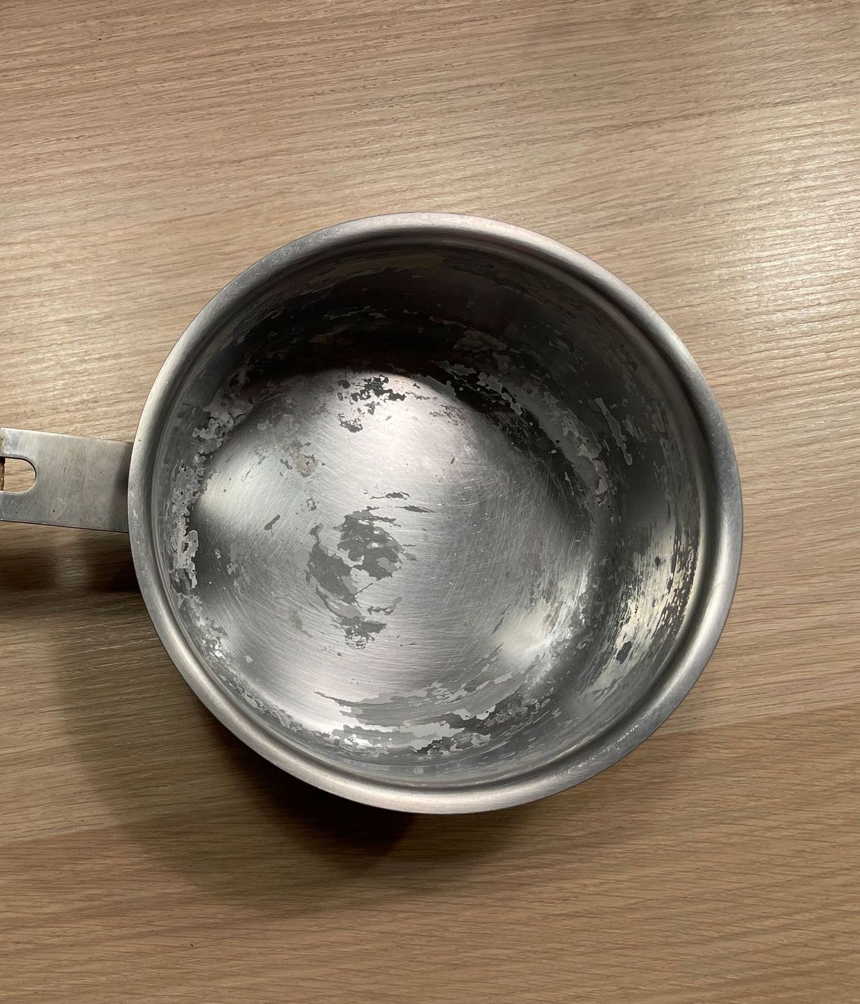 casserole pleine de calcaire et de tartre