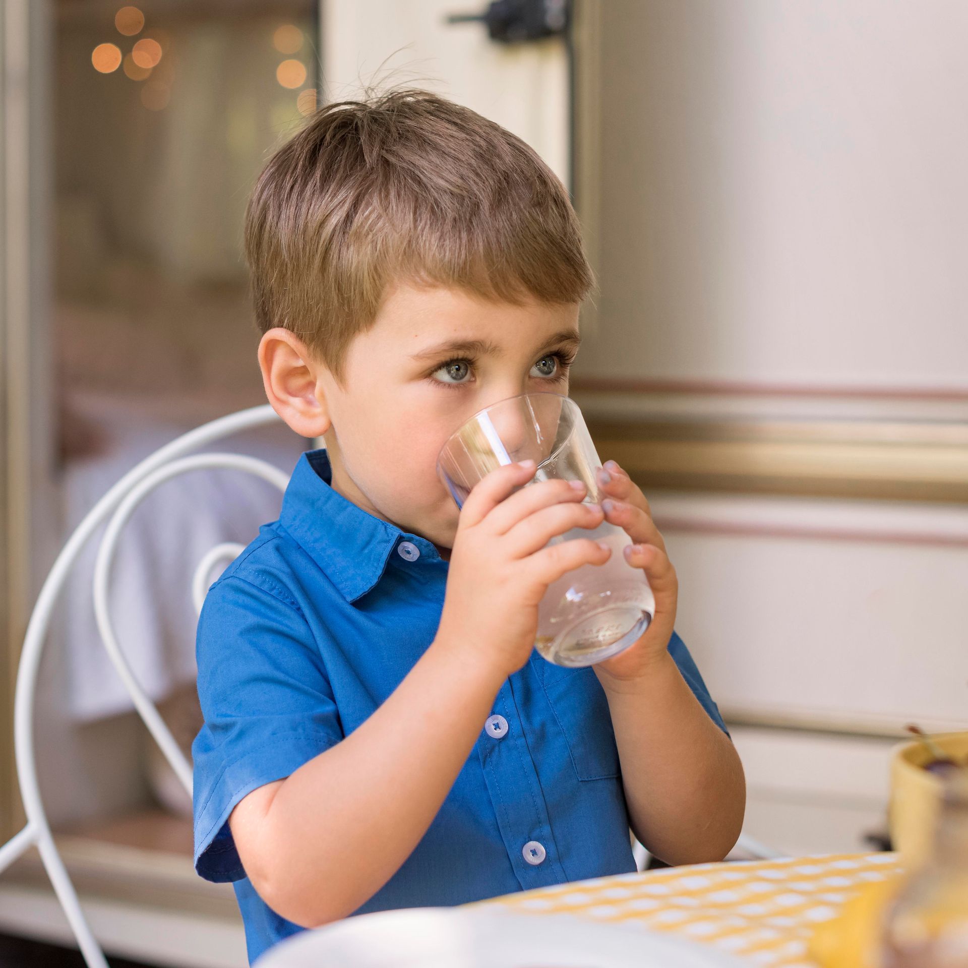 Enfant qui boit un verre d eau