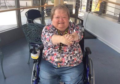 Neurologie Frau im Rollstuhl