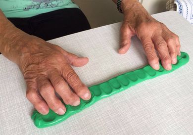 Neurologie Frau im Rollstuhl