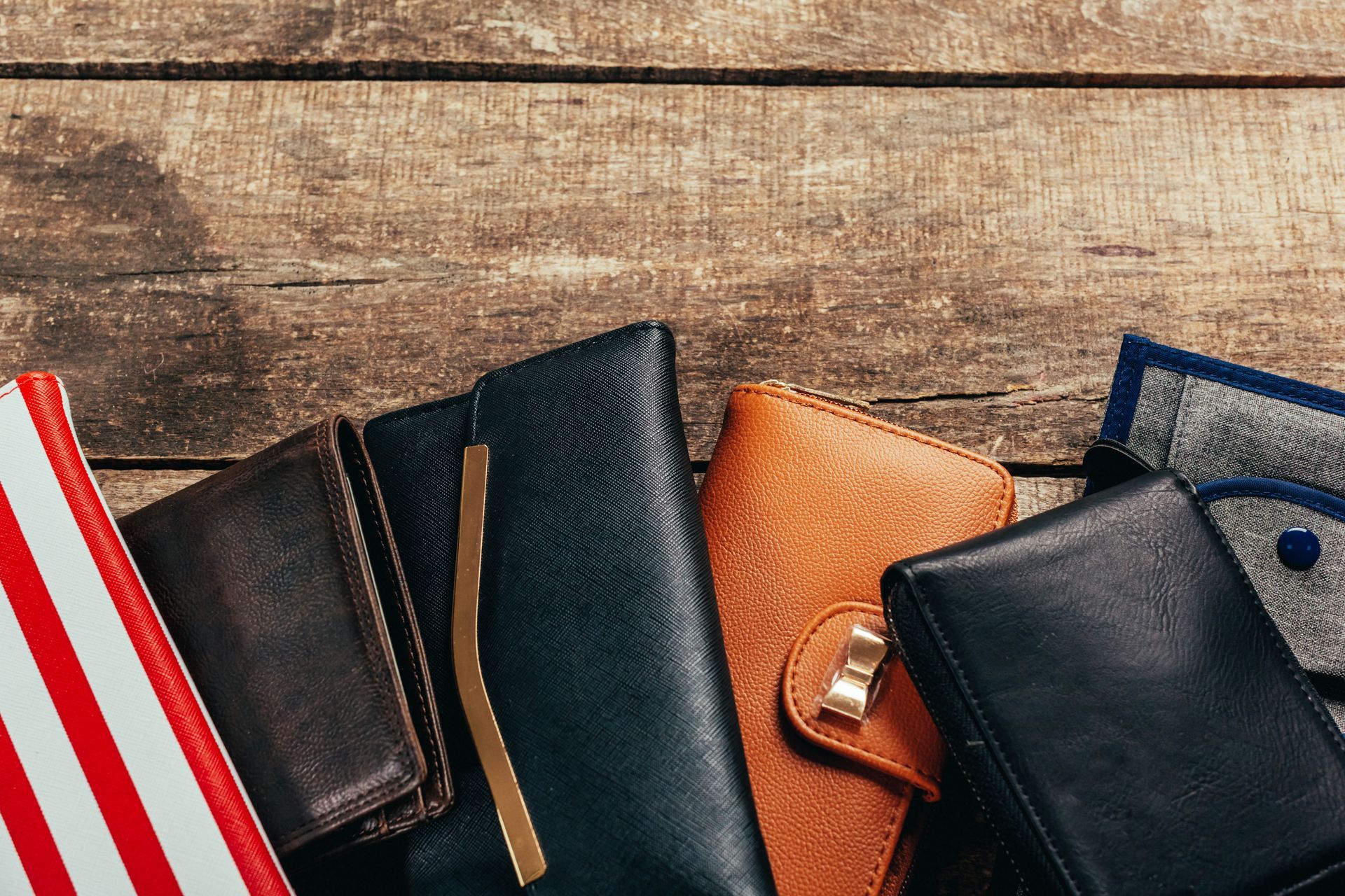 Un assortiment de plusieurs modèles de portefeuilles en cuir.