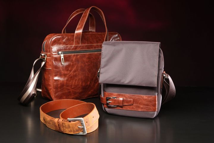 Un sac à main, une sacoche et une ceinture en cuir.