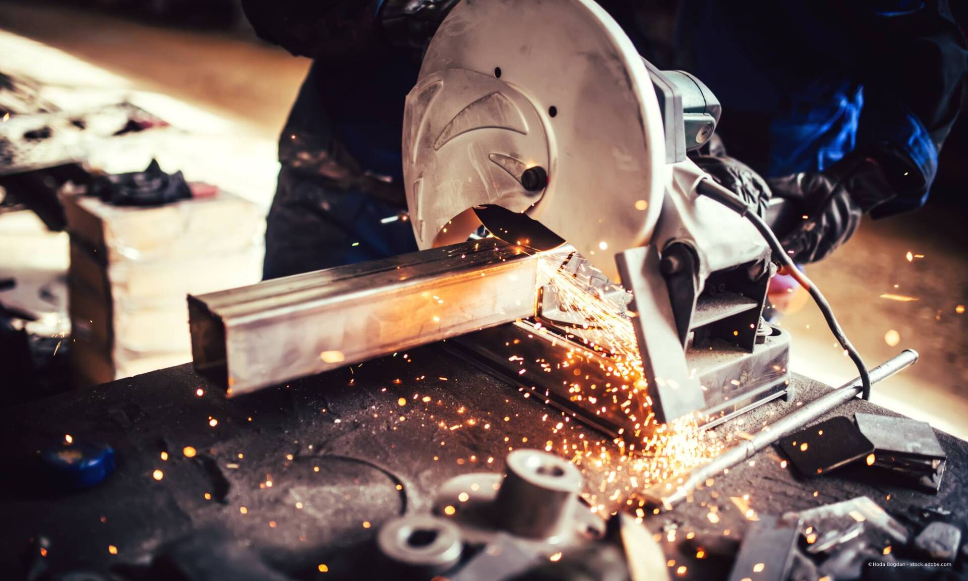 Mitarbeiter von Günther Bernd Schmiede & Stahlbau bearbeitet Metall