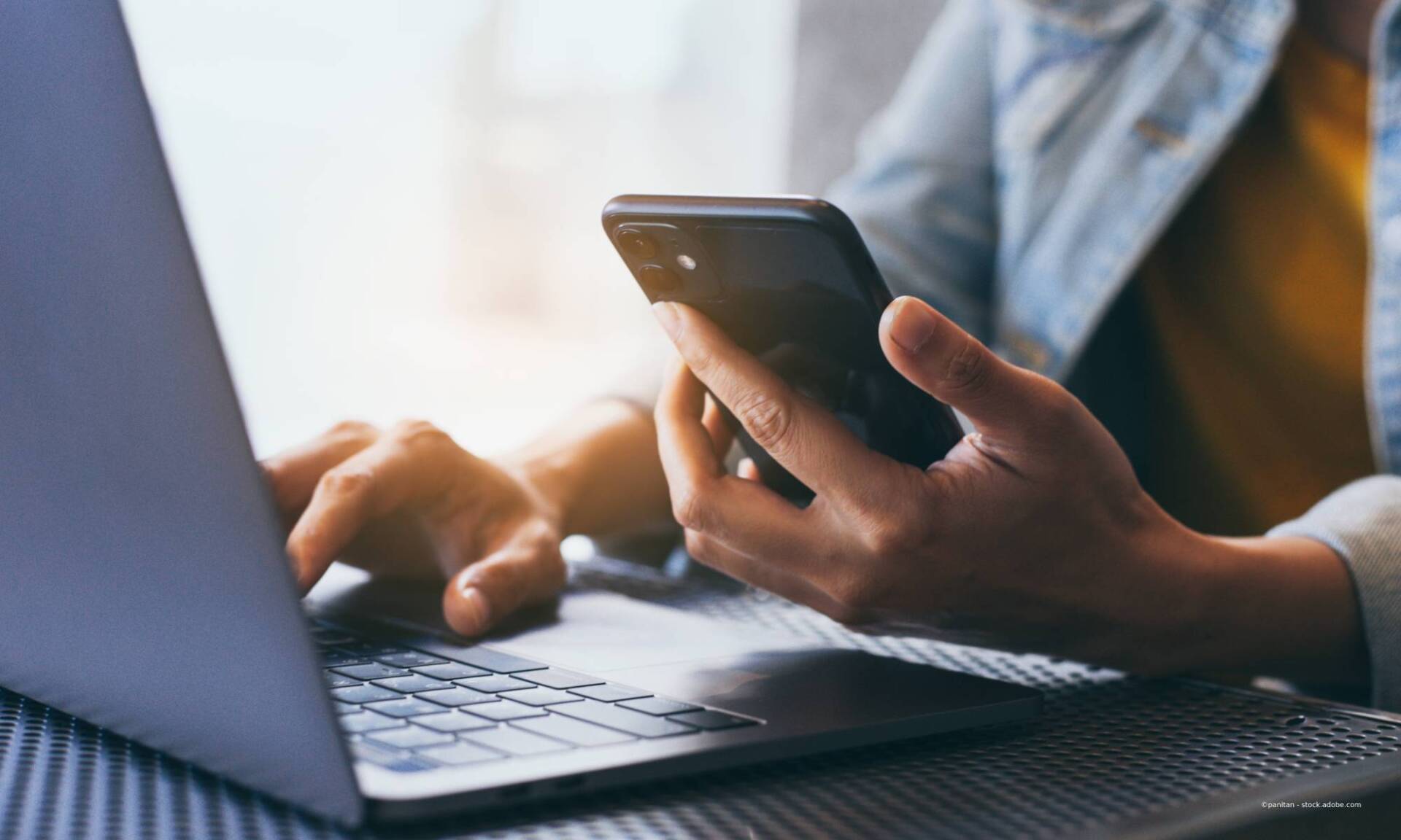 Mitarbeiter von Günther Bernd Schmiede & Stahlbau mit Handy und Laptop
