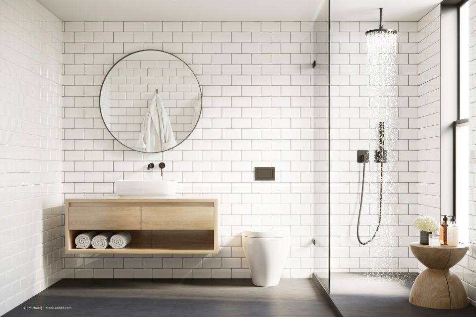 modernes Badezimmer weiße kleine Fliesen mit schwarzen Fugen Betonboden