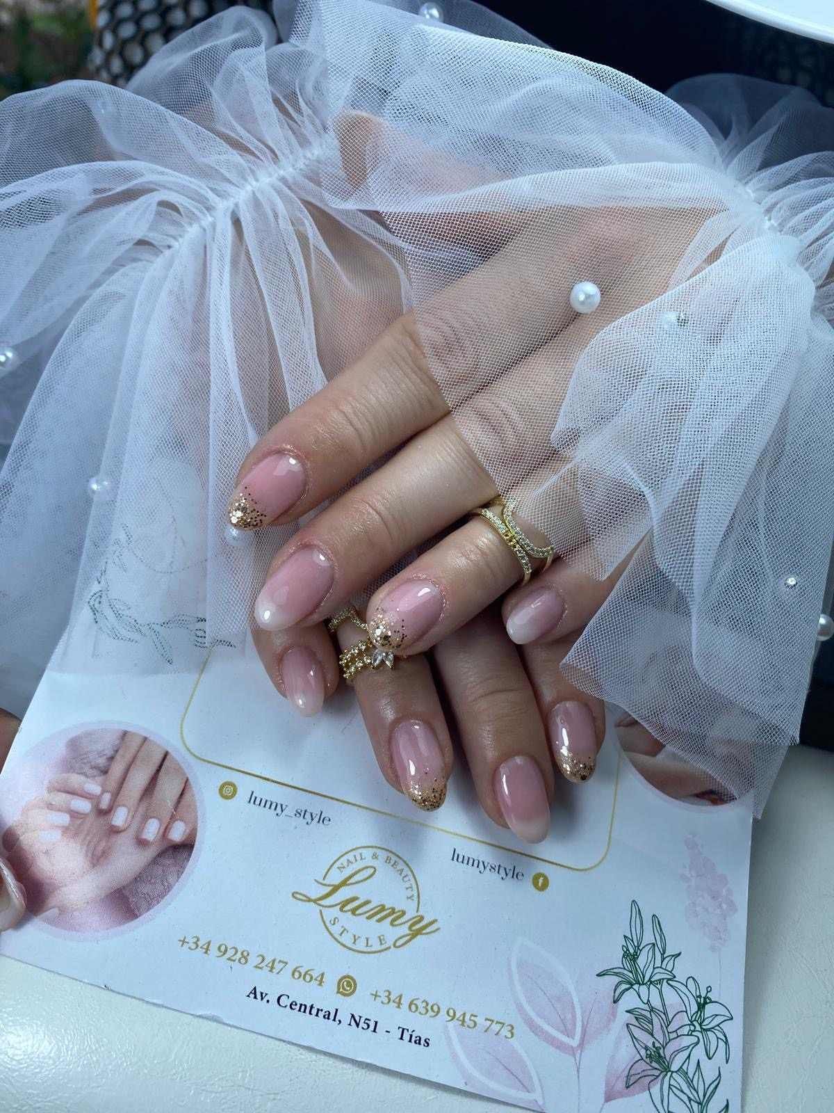 Un primer plano de las uñas de una mujer con un velo sobre ellas.