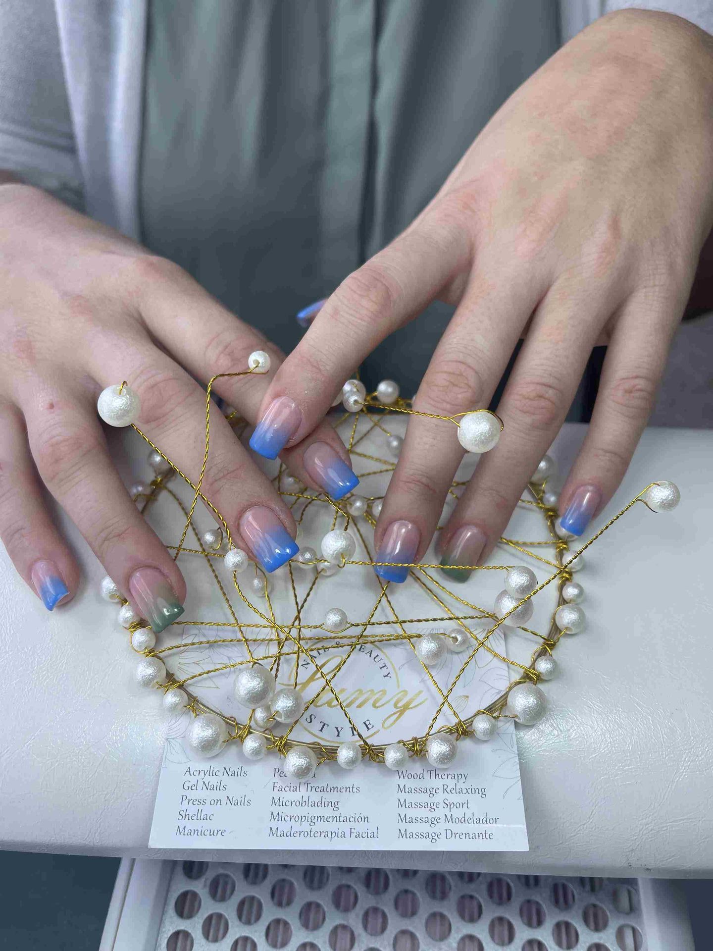 Las manos de una mujer sostienen un collar con perlas.