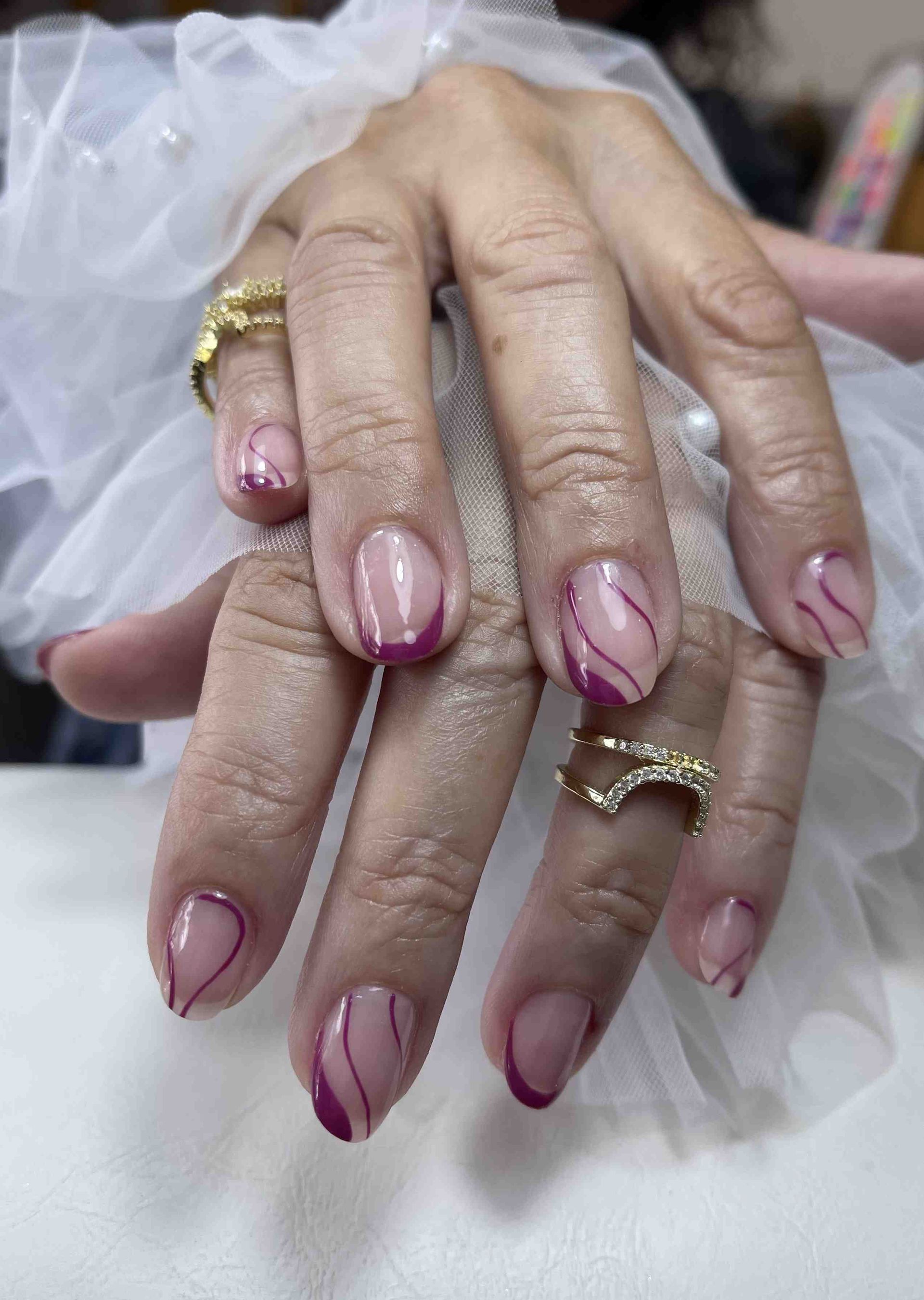 Un primer plano de las manos de una mujer con anillos en ellas.