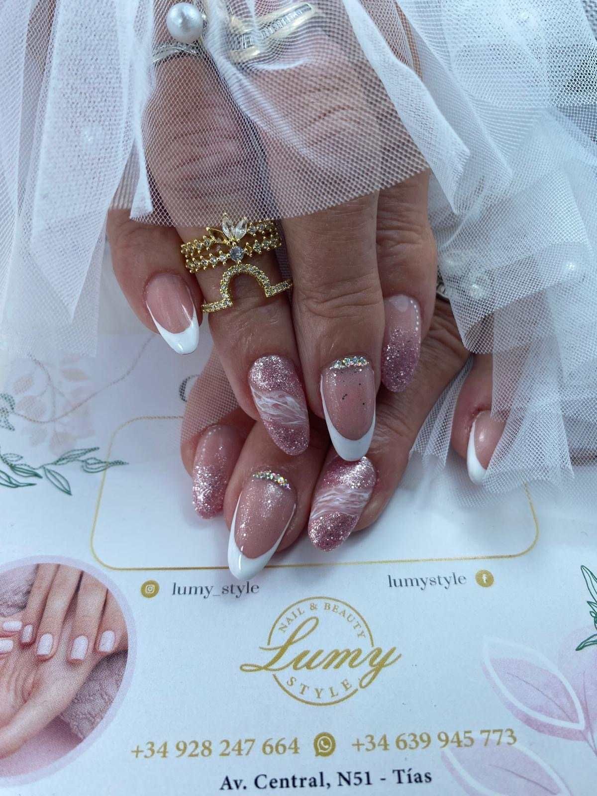 Un primer plano de las uñas de una mujer con un anillo en el dedo.