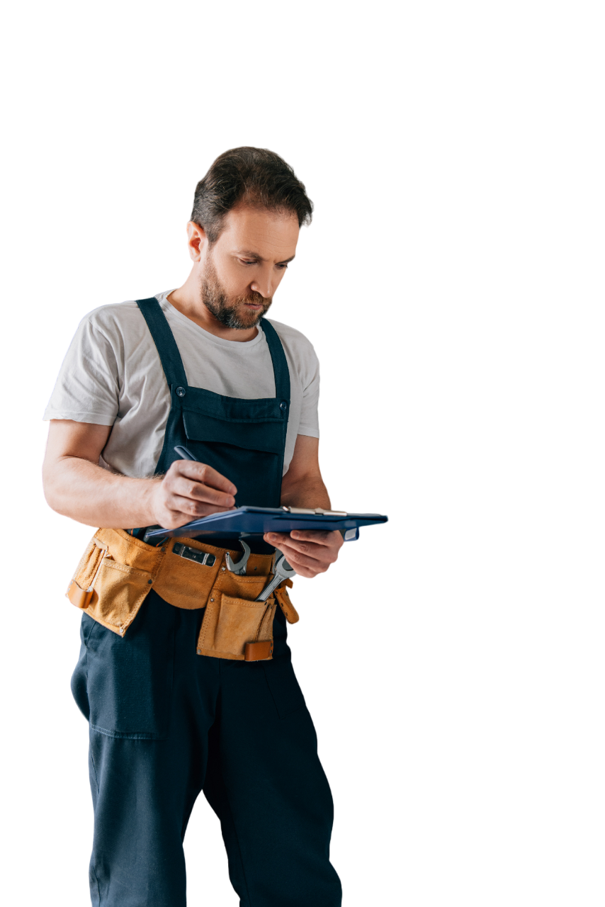 Photo d'un homme qui prend des notes pour la rénovation d'une salle de bains