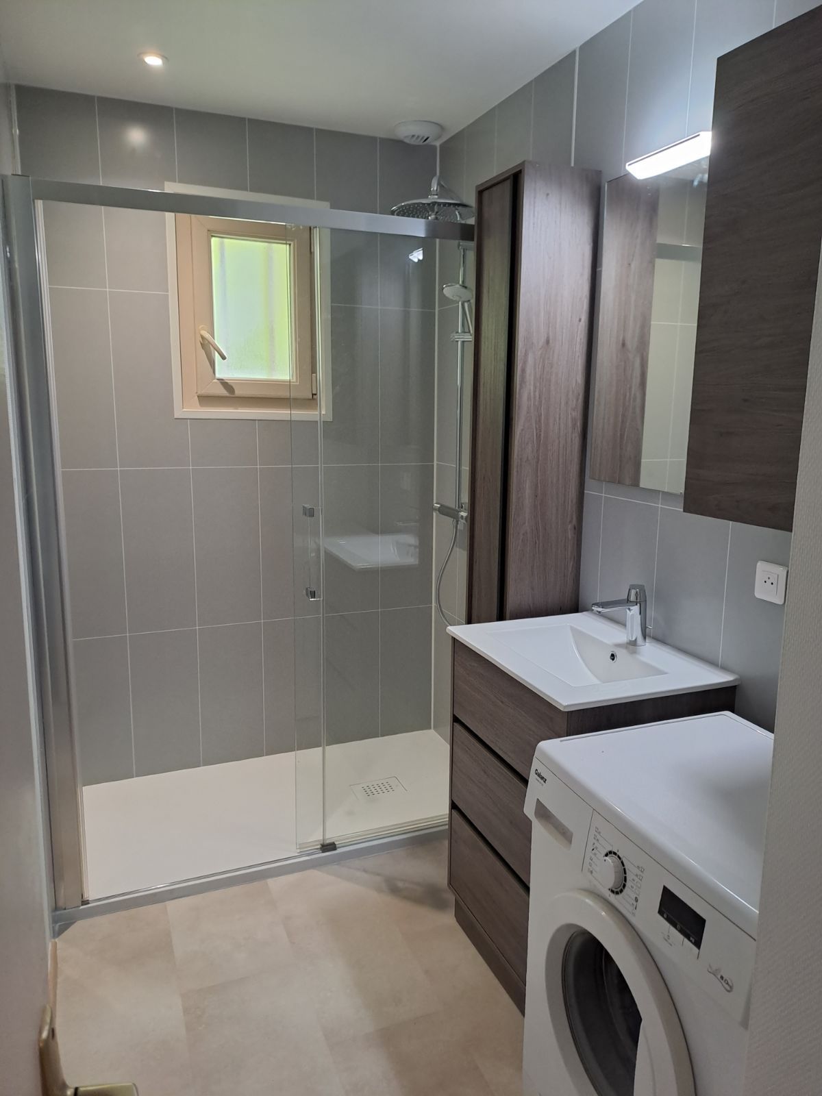 Photo d'une salle de bains rénovée