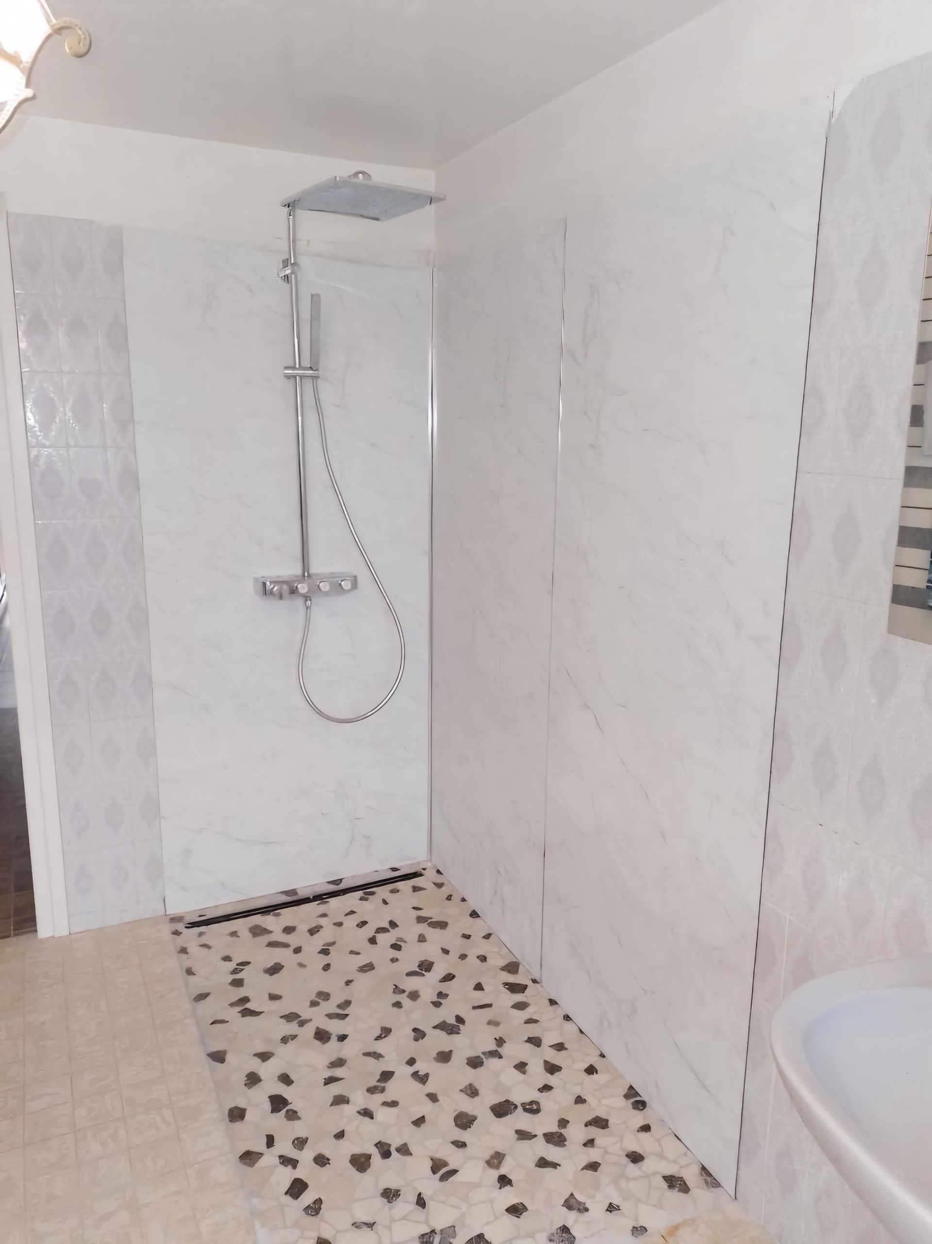 Photo d'une douche et de vasques pour une rénovation de salle de bains