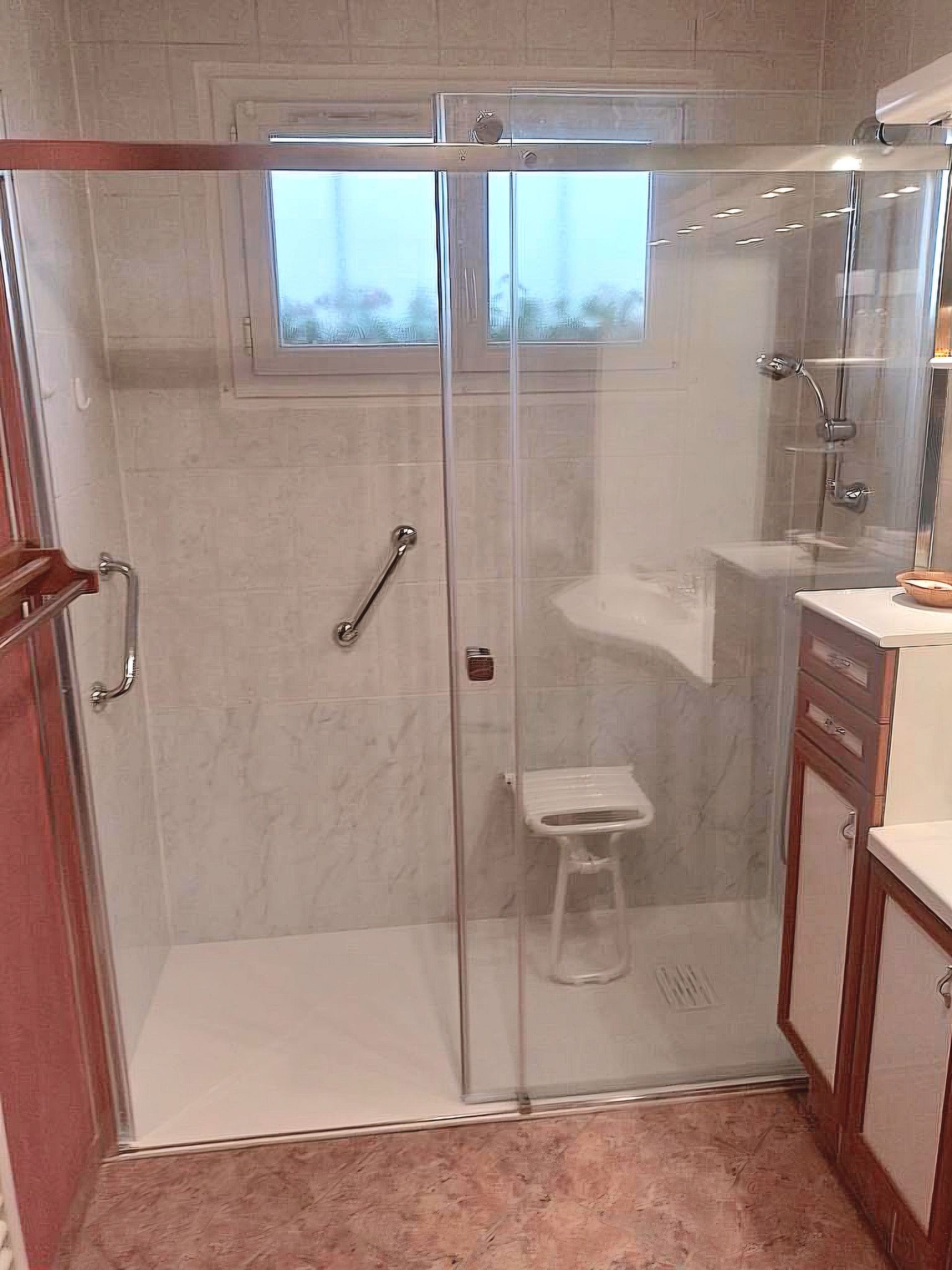 Photo d'une douche adaptée aux PMR et des sanitaires