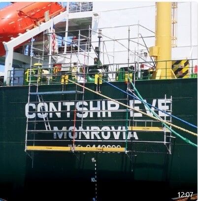 Andamio fijado al casco de un barco, pintado con 