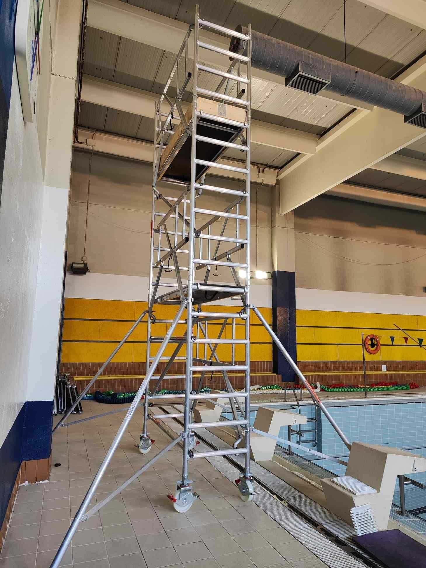 Andamios contra un cielo azul brillante.