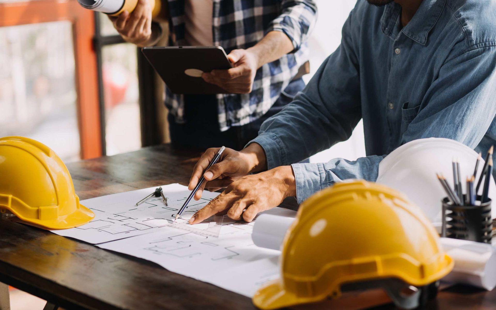 Vista mirando hacia arriba a través de la estructura metálica de una torre de comunicaciones roja y blanca contra un cielo azul.