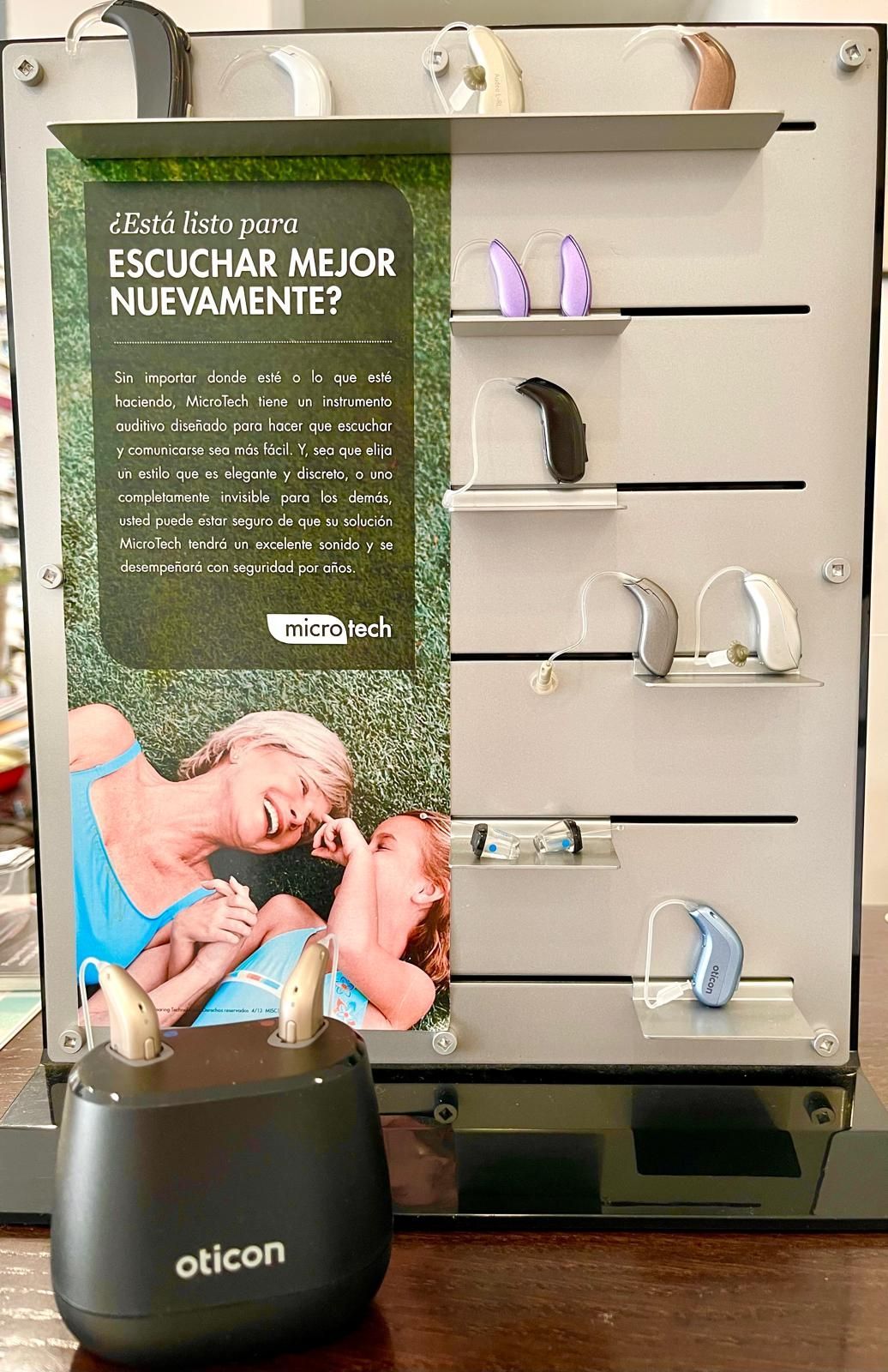 Un primer plano de la oreja de una mujer con cabello largo y negro.