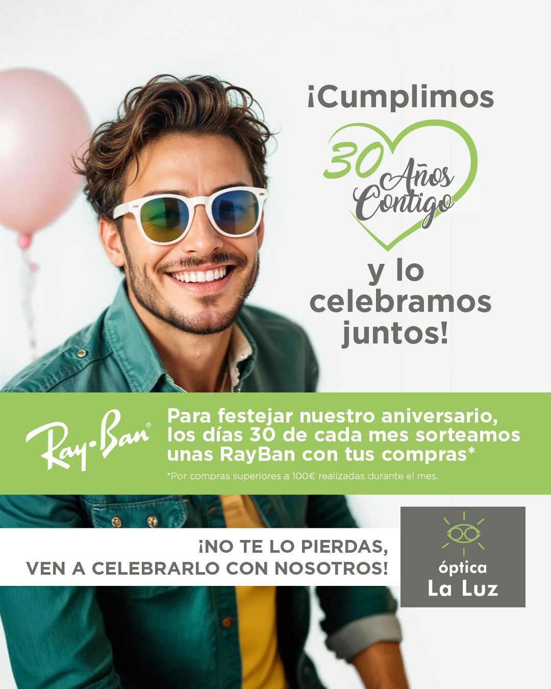 Un hombre que lleva gafas de sol y una camisa verde está sonriendo.