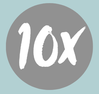 Weißer „10x“-Text in einem grauen Kreis auf hellblauem Hintergrund.