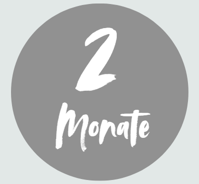 Grauer Kreis mit der Zahl „2“ und dem Wort „Monate“ in weißer Schrift.