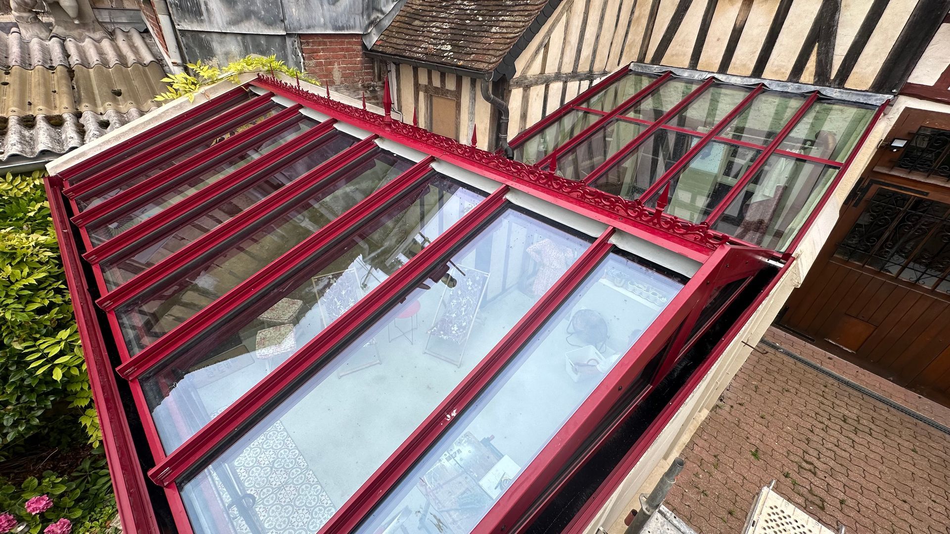 Véranda avec les parois en verre.