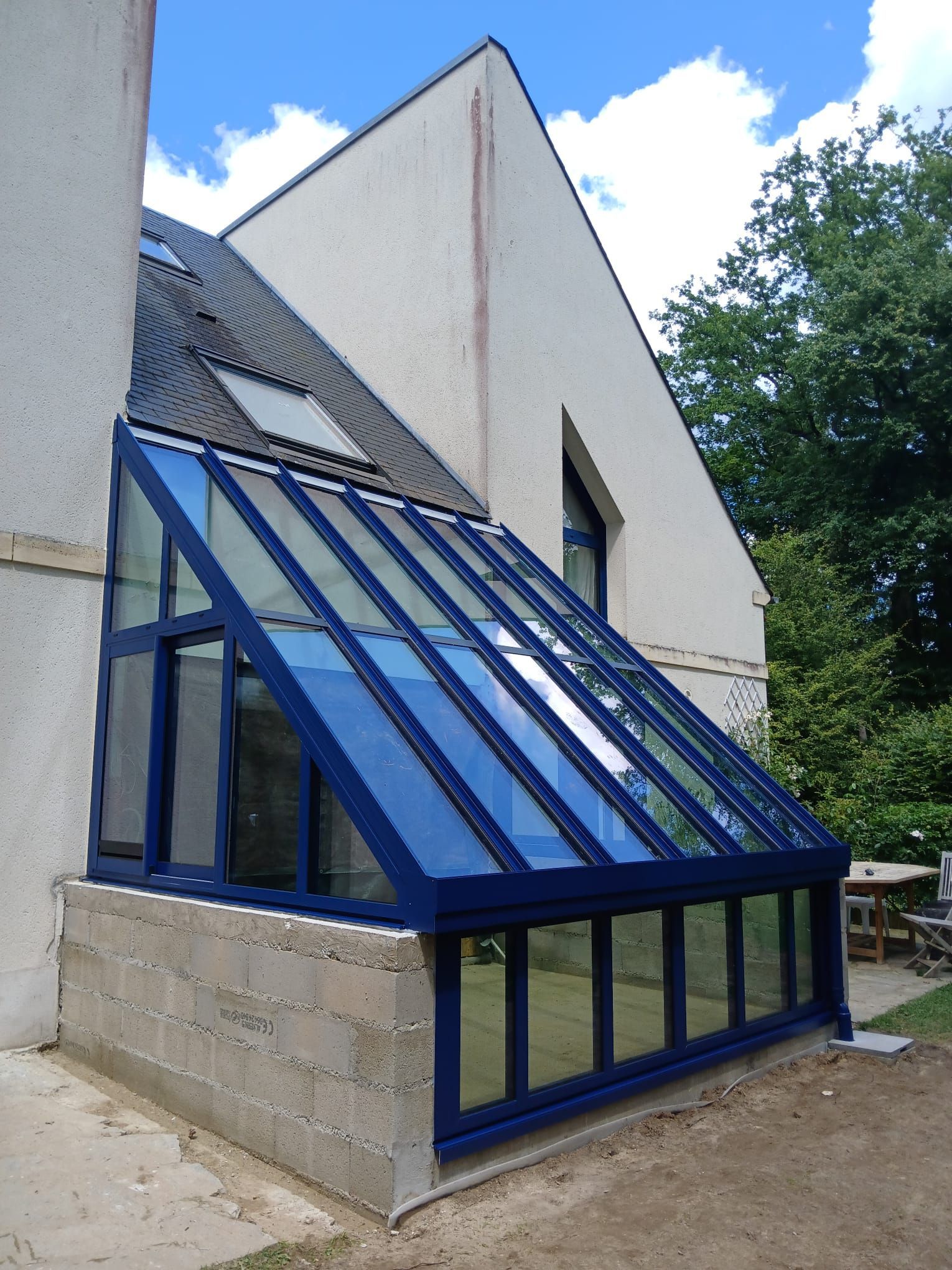 Véranda à toit avec double pente.