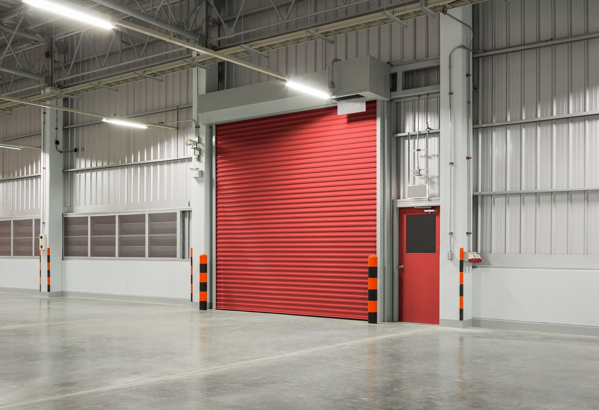 Porte industrielle automatique dans un bâtiment.