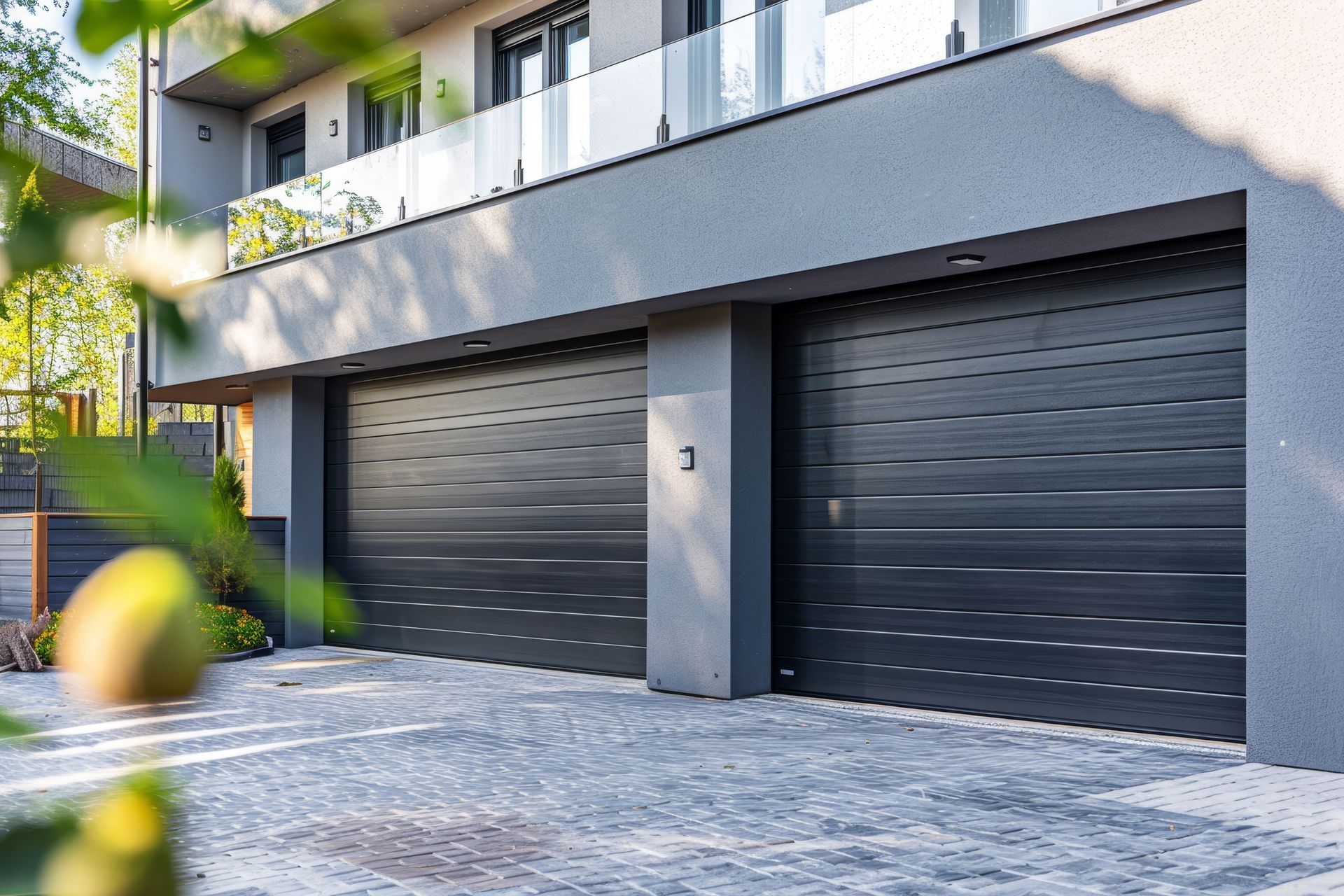 Deux garages avec portes enroulables. 